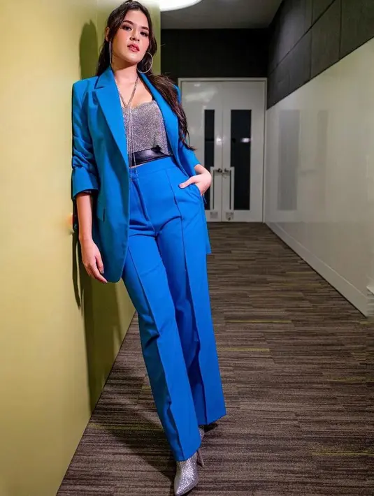 Setelan blazer warna biru dan tanktop sequin bikin penampilanmu terlihat lebih glamor dan menonjol.  (Instagram/raisa6690).