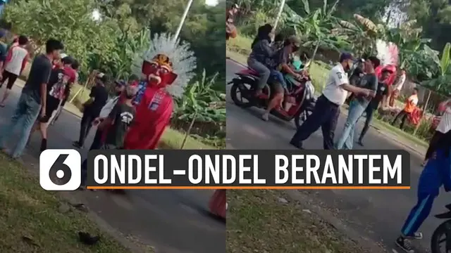 Beredar video ondel-ondel adu jotos dijalanan. Kejadian itu terjadi diduga karena saling ejek antar kelompok ondel-ondel.