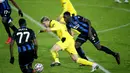 Penyerang Borussia Dortmund, Erling Haaland, berebut bola dengan bek Club Brugge, Clinton Mata, pada laga lanjutan Liga Champions di Jan Breydel Stadion, Kamis (5/11/2020) dini hari WIB. Borussia Dortmund menang 3-0 atas Club Brugge. (AP Photo/ Francisco Seco)