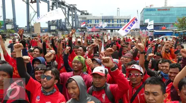 Federasi Pekerja Pelabuhan Indonesia (FPPI) melakukan aksi di Pelabuhan Tanjung Priok, Jakarta, Minggu (1/5). Dalam aksi MayDay 2016 mereka menuntut penyelamatan aset negara. (Liputan6.com/Angga Yuniar)