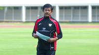 Pelatih Garuda Muda, Indra Sjafri, memimpin langsung latihan perdana di Stadion Madya, Jakarta Pusat, pada Jumat (3/10/2025) sore WIB. (Bola.com/M Iqbal Ichsan)