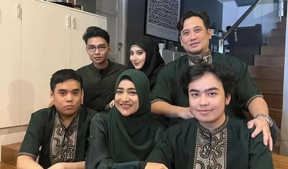 Tengku Anataya merayakan Lebaran bersama suami dan keluarganya sebelum ayah, ibu, dan dua adik kembarnya pindah ke Kanada.