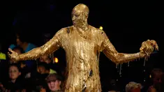 Mantan pemain basket NBA Kobe Bryant setelah menerima semprotan "slimed" saat dirinya menerima penghargaan "Legenda" Kids Choice Sport 2016 