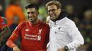 Pelatih Liverpool, Juergen Klopp, tertawa bersama gelandangnya Emre Can usai menaklukan MU pada ajang Liga Europa. Tidak ada jarak antara sang pelatih dan anak asuhnya. (Reuters/Phil Noble)