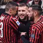 Penyerang AC Milan, Ante Rebic (tengah), berhasil mencetak dua gol sekaligus membantu timnya menang 3-2 atas Udinese pada laga pekan ke-20 Serie A, di San Siro, Minggu (19/1/2020). (AFP/Marco Bertorello)