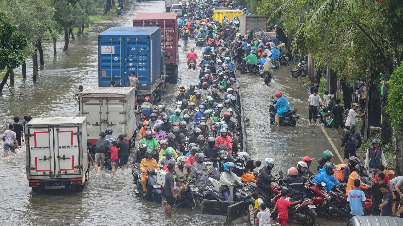 FOTO: Ratusan Pemotor Antre Menembus Banjir di Jalan Daan Mogot Jakbar