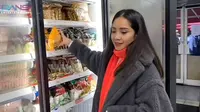 Nagita Slavina sedang memilah bahan makanan di supermareket London. (Dok: YouTube Rans Entertainment)