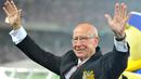 Bobby Charlton. Eks gelandang serang Inggris dan Manchester United berusia 85 tahun ini menjadi pesepak bola Eropa pertama yang mampu mengoleksi ketiga gelar prestisius tersebut. Trofi Piala Dunia diraihnya bersama Three Lions pada edisi 1966, Ballon d'Or juga diraihnya pada edisi 1966 dan trofi Liga Champions yang dahulu masih bernama Piala Eropa diraihnya bersama Manchester United pada musim 1967/1968. (AFP/Kazuhiro Nogi)