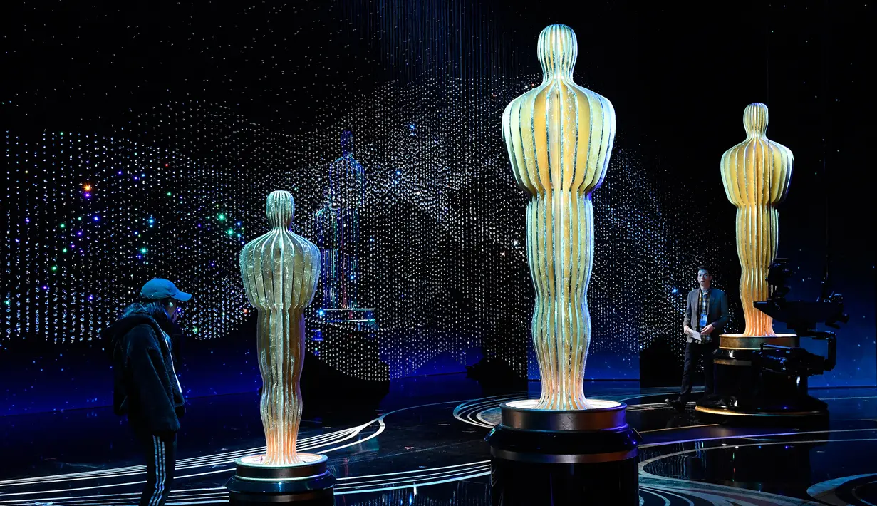 Sejumlah patung terlihat di panggung Academy Awards atau Oscar 2019 di Hollywood, California, AS, Sabtu (23/2). Tidak ada pengganti pembawa acara yang ditunjuk untuk membawakan Piala Oscar 2019. (Kevork Djansezian/Getty Images/AFP)
