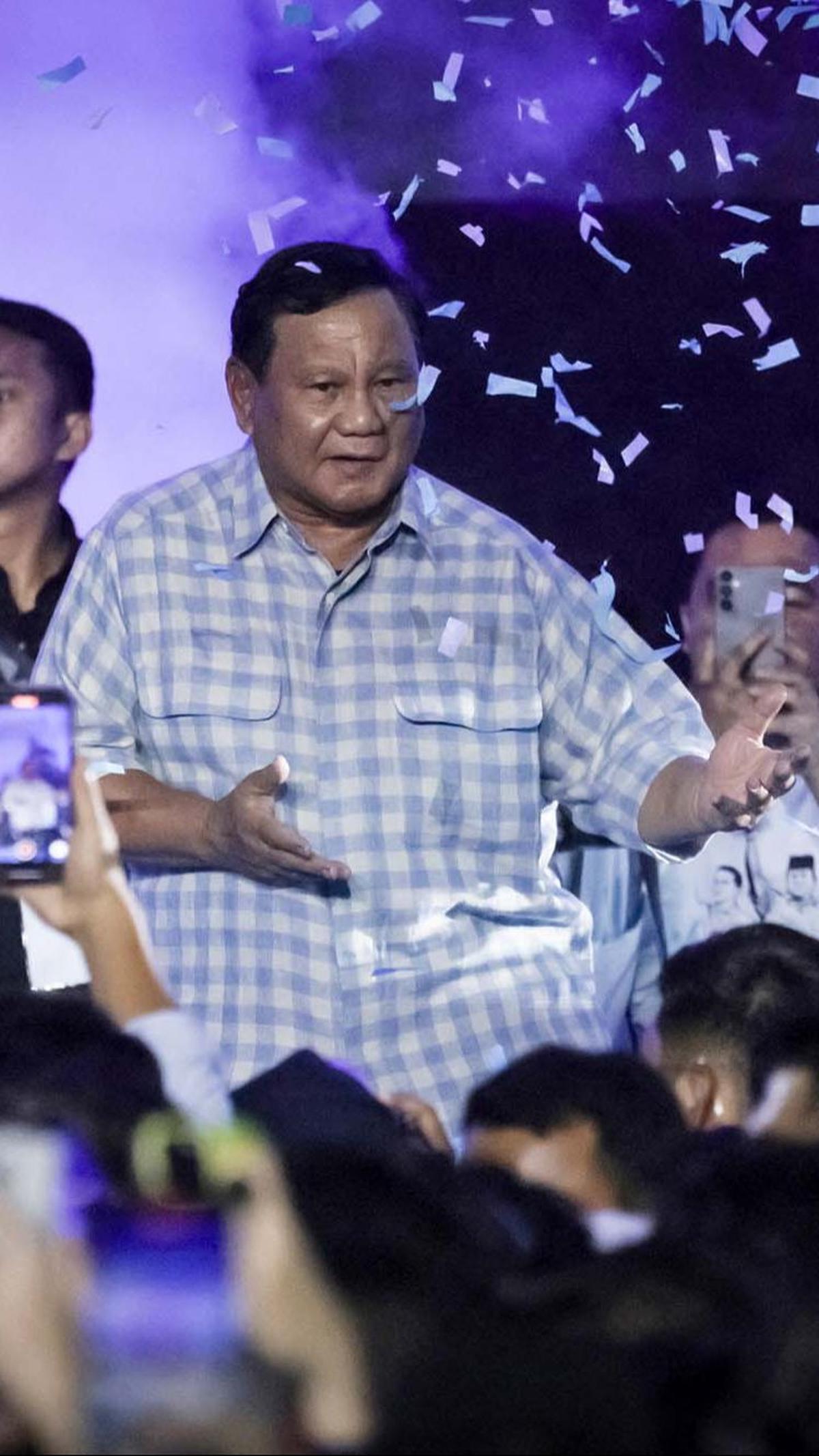 Aksi Prabowo melakukan joget ''gemoy' seusai menyampaikan pidato kemenangan di hadapan pendukungnya di Istora Senayan, Jakarta, Rabu (14/2/2024).&nbsp;YASUYOSHI CHIBA/AFP