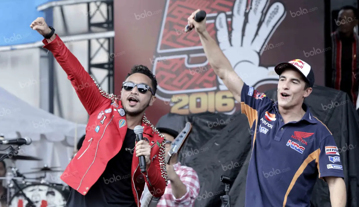 Marc Marquez bernyanyi bersama Giring Nidji dalam acara peluncuran New Honda CBR 250RR di Sirkuit Sentul, Bogor, Jawa Barat (25/10/2016). (Bola.com/Reza Bachtiar)