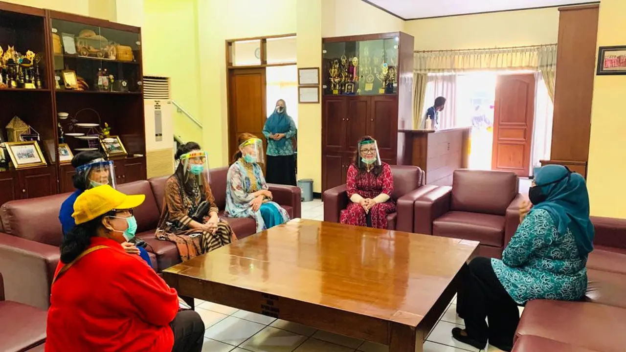 Gracia Serahkan Bantuan APD dan Paket Sembako bagi Seluruh Puskesmas Bekasi