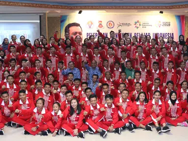 Menpora, Imam Nahrawi (tengah-jaket hijau) bersama kontingen atlet pelajar Indonesia untuk Asian School Games 2018 usai pelepasan di Jakarta, Selasa (17/7). Asian School Games 2018 berlangsung 19-27 Juli di Malaysia. (Liputan6.com/Helmi Fithriansyah)
