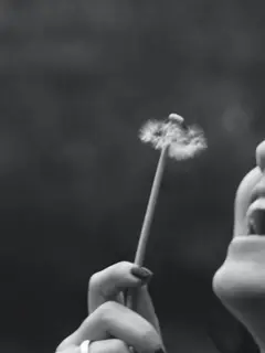 Ilustrasi bahagia, menikmati hidup, bebas. (Photo by George Shervashidze: https://www.pexels.com/photo/smiling-woman-holding-dandelion-flower-403448/)