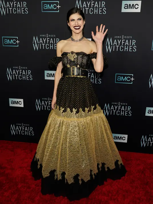 <p>Alexandra Daddario, pemeran dalam "Anne Rice's Mayfair Witches" berpose saat menghadiri pemutaran perdana serial televisi AMC di Harmony Gold Preview House, Los Angeles, Amerika Serikat, 7 Desember 2022. Gaun mewah Alexandra menampilkan korset hitam tipis yang dipangkas dengan renda serasi. (AP Photo/Chris Pizzello)</p>