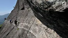 Pendaki memanjat tebing Gunung Parang via Jalur Ferrata, Desa Cihuni, Purwakarta, Jawa Barat, Sabtu (30/3). Gunung berketinggian 930 mdpl tersebut menjadi lokasi pilihan bagi pemanjat tebing lokal dan mancanegara. (merdeka.com/Iqbal Nugroho)