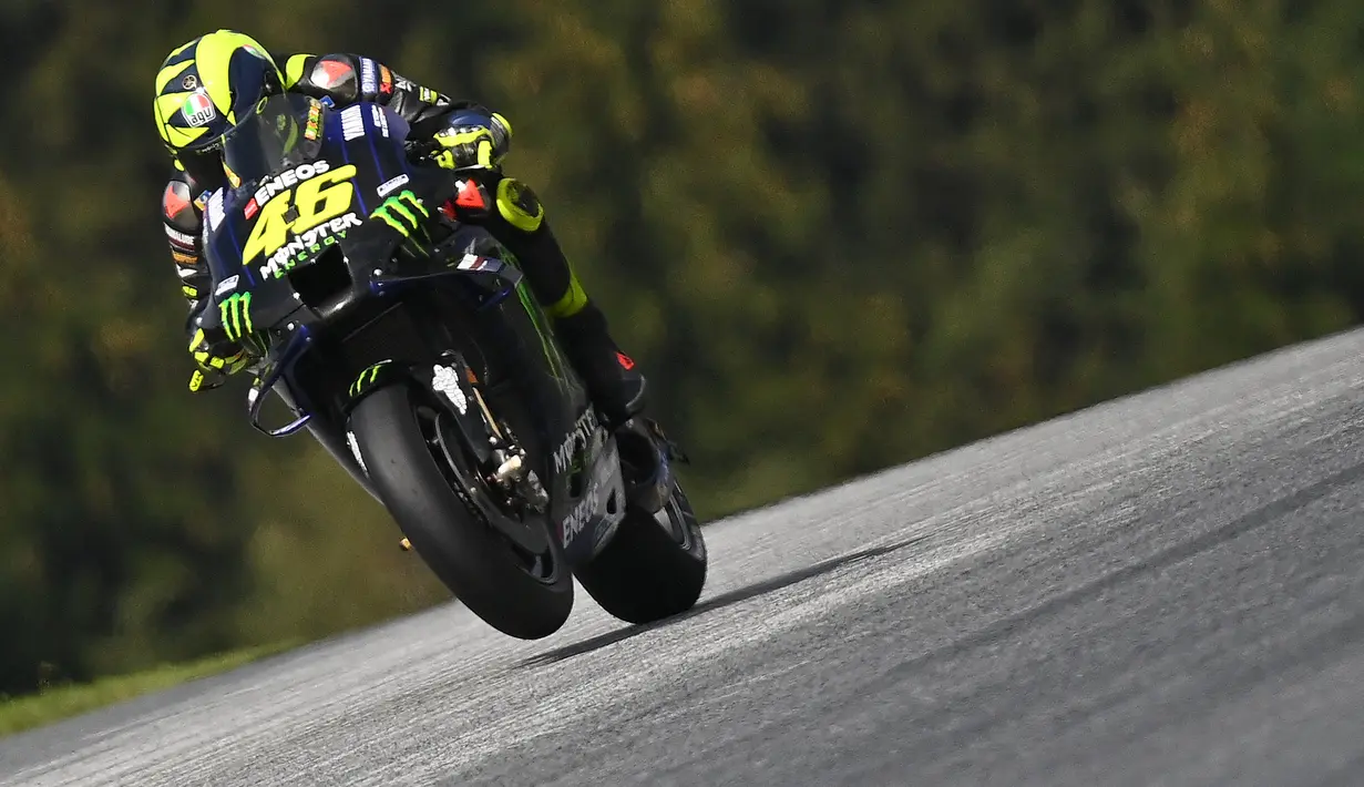 Pembalap Monster Energy Yamaha Valentino Rossi saat sesi latihan ketiga Moto GP Grand Prix Austria di sirkuit Red Bull Ring di Spielberg, Austria pada 15 Agustus 2020. Kemenangan terakhir The Doctor, julukan Valentino Rossi, adalah pada 2017 di Sirkuit Assen, Belanda. (AFP Joe Klamar)