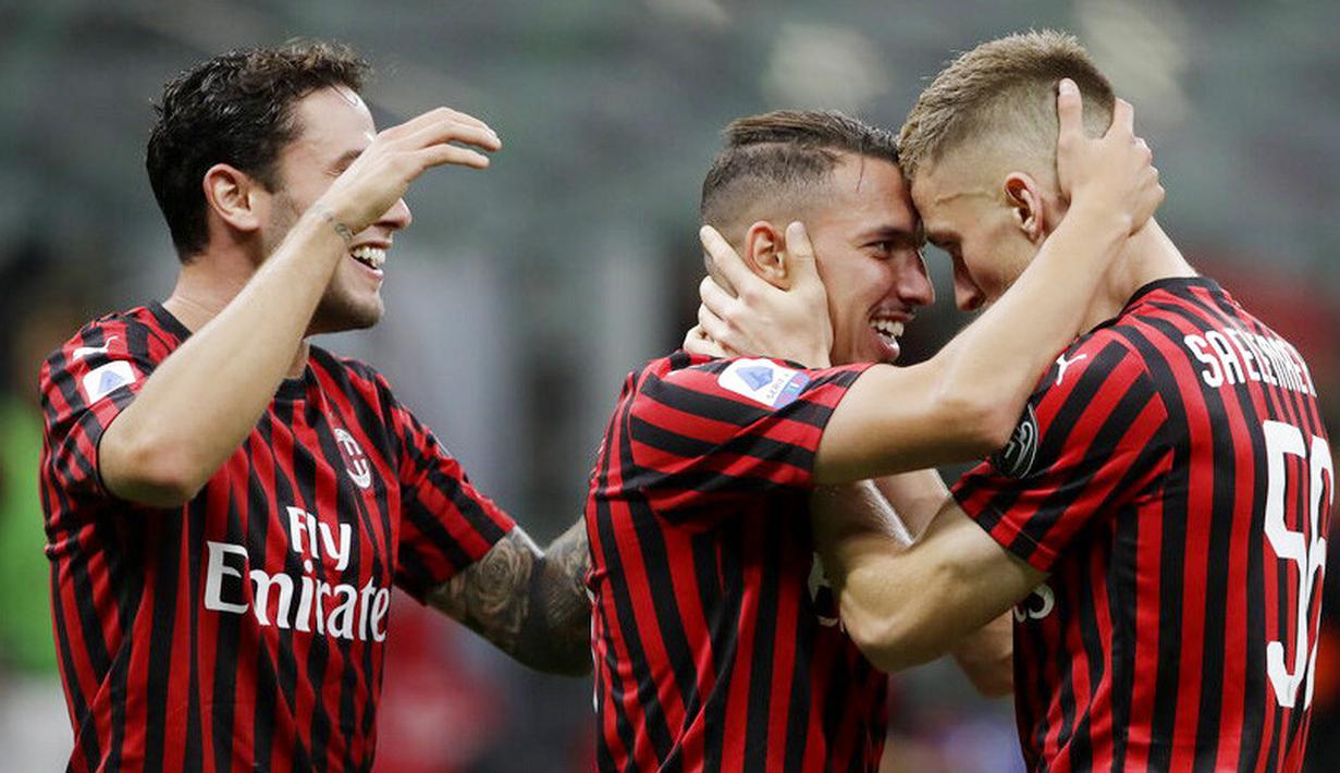 Para pemain AC Milan merayakan gol yang dicetak oleh Ismael Bennacer ke gawang Bologna pada laga Serie A di Stadion San Siro, Sabtu (18/7/2020). AC Milan menang dengan 5-1 atas Bologna. (AP/Luca Bruno)