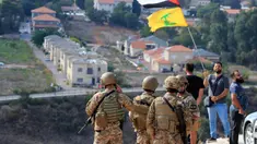 Tentara Lebanon berdiri di sebuah bukit yang menghadap ke Kota Metula di Israel ketika seorang pria mengibarkan bendera Palestina dan Hizbullah di sisi perbatasan Lebanon-Israel di desa selatan Kfar Kila, Lebanon, Senin (9/10/2023). Pasukan Israel menembak dan membunuh beberapa pria bersenjata yang menyeberang ke negara itu dari Lebanon, kata Pasukan Pertahanan Israel tanpa menyebutkan jumlah orang yang terbunuh atau dugaan afiliasi mereka. (AP Photo/Mohammed Zaatari)
