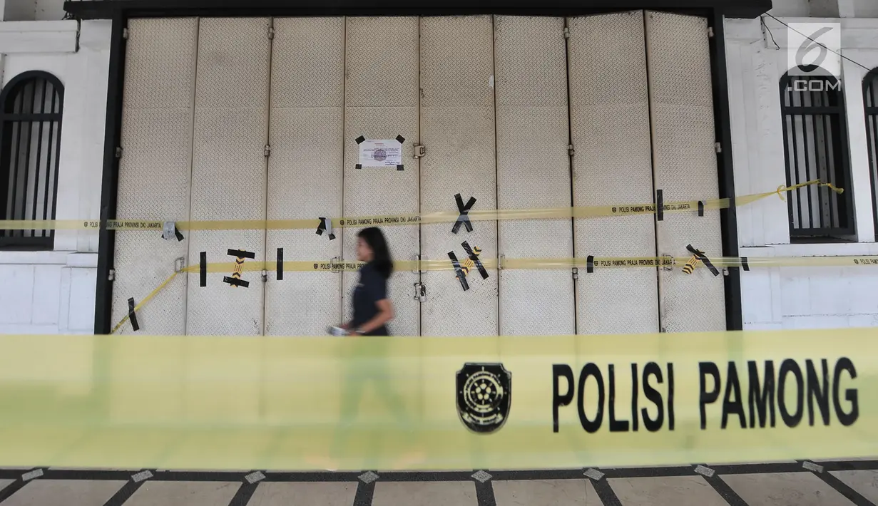 Garis Satpol PP terbentang di depan Diskotek Old City yang disegel di Tambora, Jakarta, Selasa (23/10). Satpol PP DKI menutup sementara Diskotek Old City tadi malam karena adanya penemuan pemakaian narkoba di lokasi tersebut (Merdeka.com/Iqbal S. Nugroho)