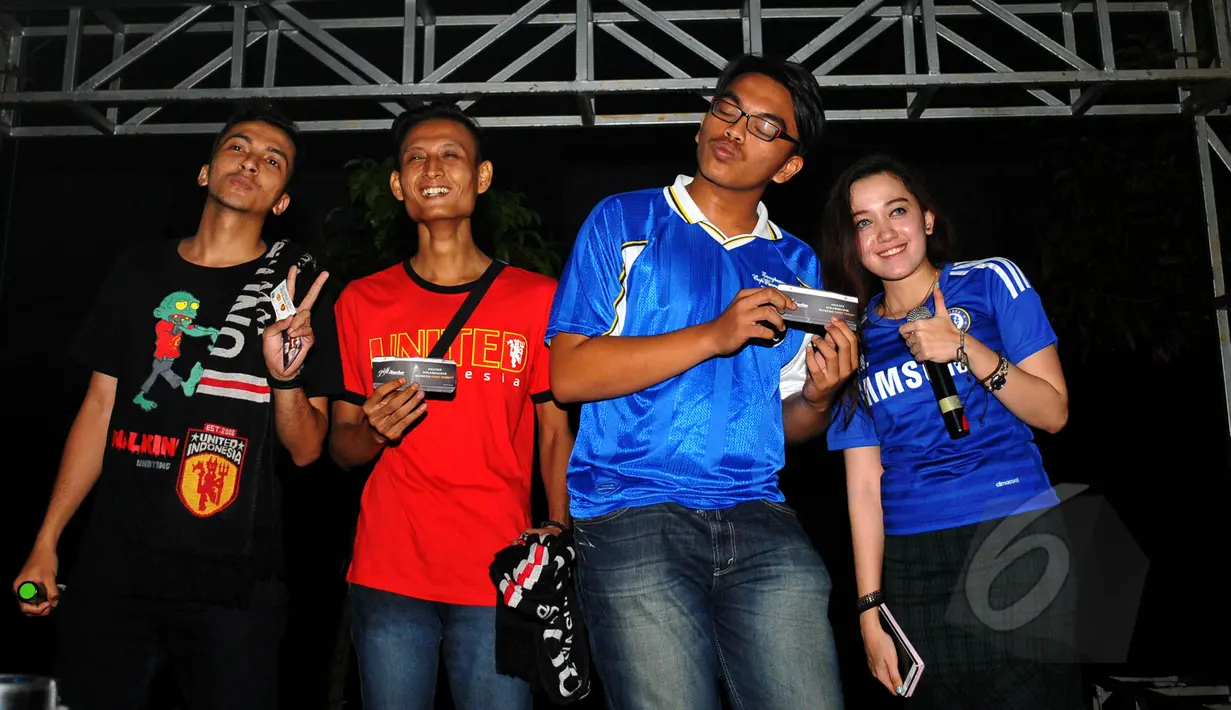 Sejumlah suporter MU (United Indonesia) dan Chelsea mendapatkan hadiah dari Liputan6.com dan Nex Media seusai nobar The Blues kontra The Red Devils di Alibaba Futsal, Bekasi, Sabtu (18/4/2015). (Liputan6.com/Yoppy Renato)