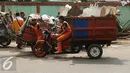 Petugas kebersihan menantikan waktu bongkar di Tempat Pembuangan Sampah Sementara Kalibata, Jakarta, Senin (4/1/2016). Dengan digantinya gerobak dengan sepeda motor diharapkan pengangkutan sampah bisa cepat dan efisien. (Liputan6.com/Helmi Fithriansyah)