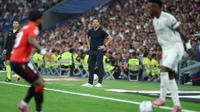Pelatih Real Madrid asal Spanyol, Xabi Alonso, berdiri di pinggir lapangan selama pertandingan Liga Spanyol antara Real Madrid CF dan CA Osasuna di Stadion Santiago Bernabeu, Madrid, pada 19 Agustus 2025. (Thomas COEX/AFP)