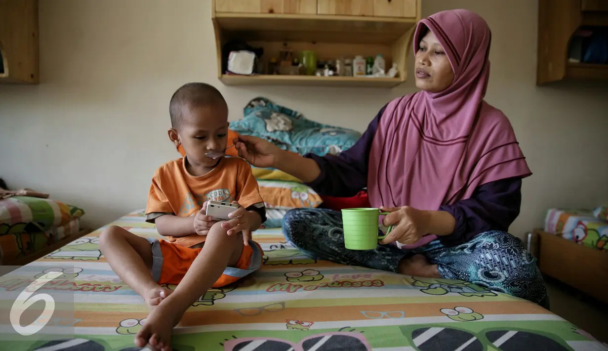 Seorang anak diberi minum di rumah singgah Yayasan Kasih Anak Kanker Indonesia, Jakarta, Senin (15/2). Setiap hari 700 anak terdiagnosis kanker Hal ini menunjukkan kanker sebagai penyebab utama kematian pada anak di dunia. (Liputan6.com/Faizal Fanani)
