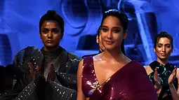 Aktris Bollywood Lisa Haydon berjalan di catwalk membawakan busana rancangan  desainer Amit Aggrawal selama  Lakme Fashion Week (LFW) Winter Festive 2019 di Mumbai (21/8/2019). (AFP Photo/Jaiswal)