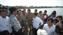 Jokowi disambangi warga yang meminta pembayaran uang pembebasan lahan di waduk Marunda, (6/8/14). (Liputan6.com/Herman Zakharia)