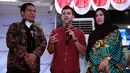 Raffi Ahmad bersama sang ibu dan dokter yang merupakan rekan bisnisnya di klinik kecantikan Nibelth Medical Centre pada acara pembukaannya di Kebayoran Lama, Jakarta Selatan, Rabu (12/8/2015). (Deki Prayoga/Bintang.com)