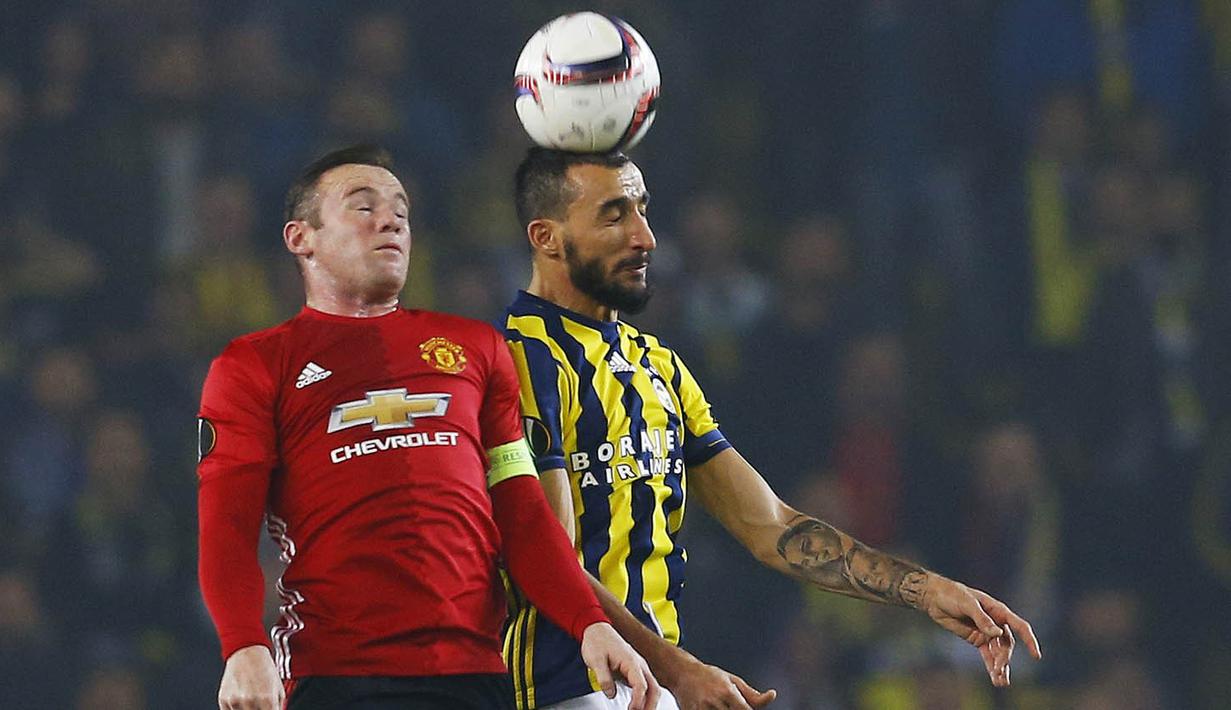 Penyerang Manchester United, Wayne Rooney, duel udara dengan gelandang Fenerbahce, Mehmet Topal, pada laga Liga Europa di Saracoglu Stadium, Turki, Kamis (3/11/2016). MU kalah 1-2 dari Fenerbahce. (Reuters/Murad Sezer)