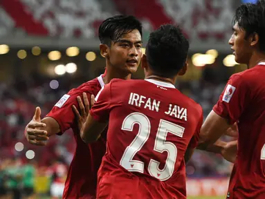 Luar Biasa! Timnas Indonesia berhasil lolos ke final usai menang 4-2 (2-2) atas Singapura di leg kedua semifinal Piala AFF 2020 di Stadion Nasional Singapura, Sabtu (25/12/2021). Pratama Arhan dan Nadeo Argawinata mejadi aktor penting kelolosan Timnas Indonesia. (AFP/Roslan Rahman)