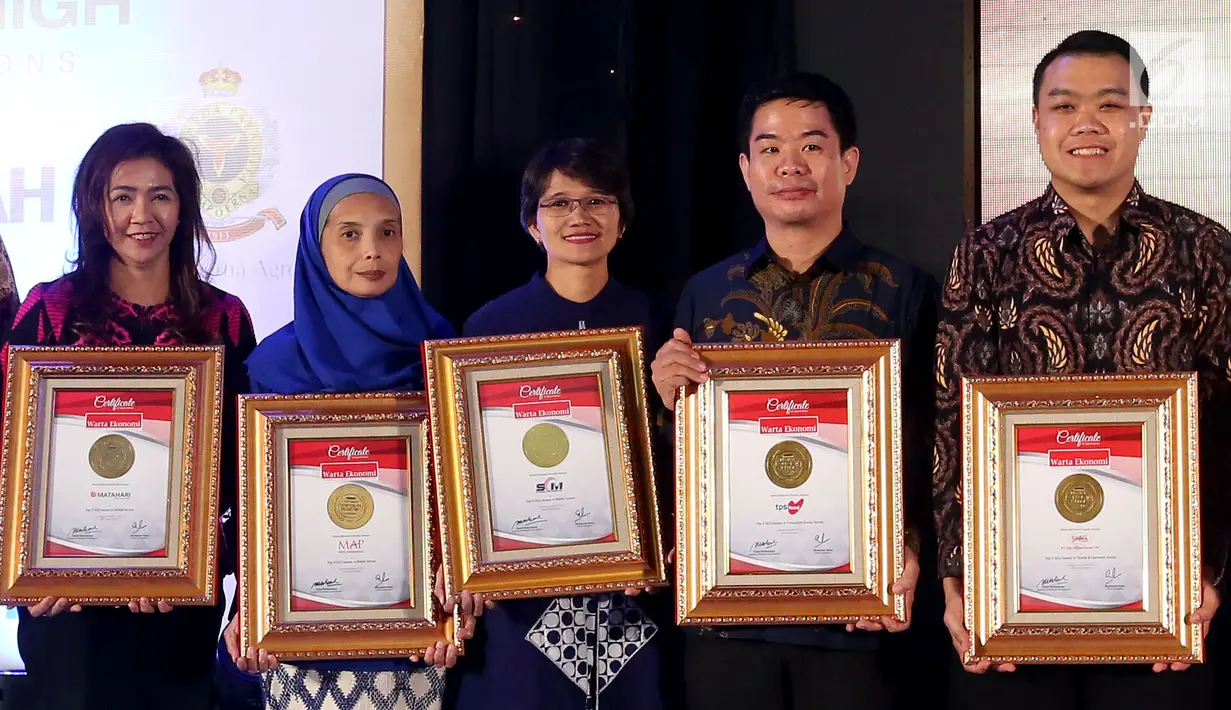 Head of Corporate Communication and Relation Irnawati W. Kahardja mewakili PT Surya Citra Media Tbk (SCMA) menerima penghargaan dalam acara Warta Ekonomi Corporate Secretary Award 2017 di Balai Kartini, Jakarta, Selasa (5/12). (Liputan6.com/Johan Tallo)