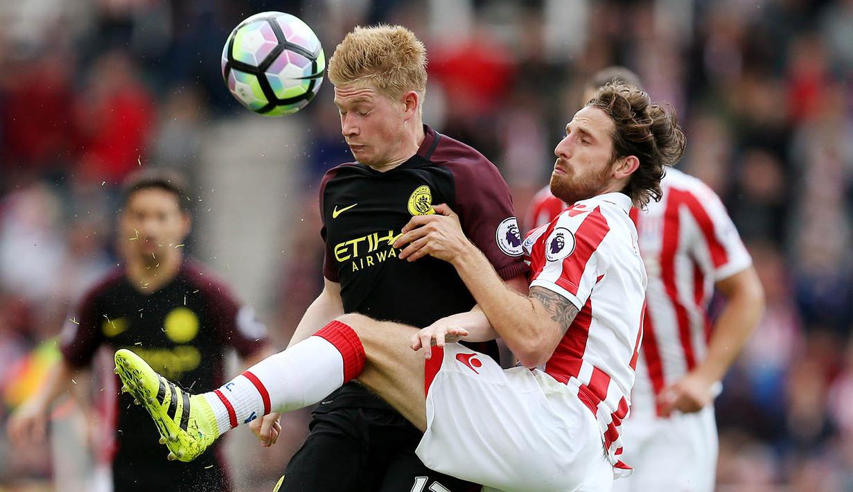 Gelandang City, Kevin de Bruyne, berusaha melewati gelandang Stoke, Joe Allen. Pada laga ini wasit mengeluarkan tiga kartu kuning untuk pemain Stoke dan empat untuk pemain City. (Reuters/Russell Cheyne)