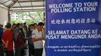 Warga Singapura tiba untuk memberikan suara di tempat pemungutan suara untuk pemilihan presiden (pilpres) Singapura, Jumat (1/9/2023). (Roslan RAHMAN / AFP)