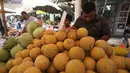 Seorang pedagang menjual melon di pasar populer di Baghdad (24/5/2019). Baghdad adalah salah satu kota terbesar di dunia dan menjadi rumah bagi umat Muslim, Kristiani, Yahudi dan penganut paganisme dari seluruh Timur Tengah dan Asia Tengah. (AFP Photo/Ahmad Al-Rubaye)