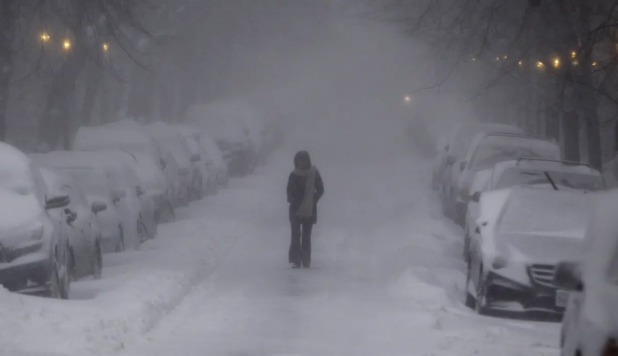 Seorang warga berjalan saat badai salju melanda kawasan Boston, Amerika Serikat (9/2). Badai Salju ini diperkirakan akan melanda bagian timur laut AS. (Scott Eisen / Getty Images / AFP)