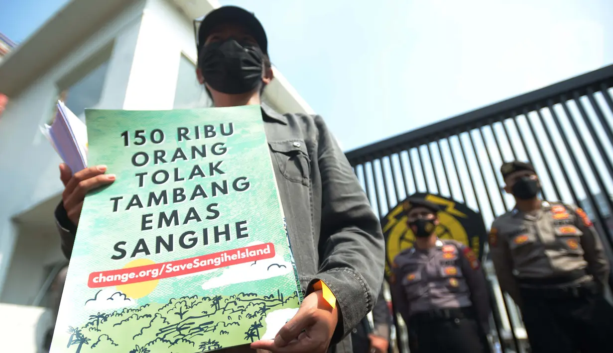 Warga pulau kecil Sangihe melakukan unjuk rasa di depan gedung Dirjen Minerba ESDM, Jakarta, Kamis (7/7/2022). Aksi menuntut untuk  memperjuangkan hak  atas ruang hidup dari pertambangan emas PT. TMS yang melakukan pertambangan emas, secara legalitas tidak lagi memiliki ijin operasi pertambangan lingkungan pulau Sangihe. (merdeka.com/Imam Buhori)