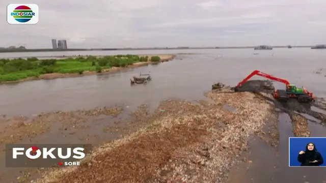 Puluhan petugas PPSU mengumpulkan sampah dengan tangan kosong dan alat berat untuk dibawa menuju ke tempat pembuangan akhir di Bantar Gebang.