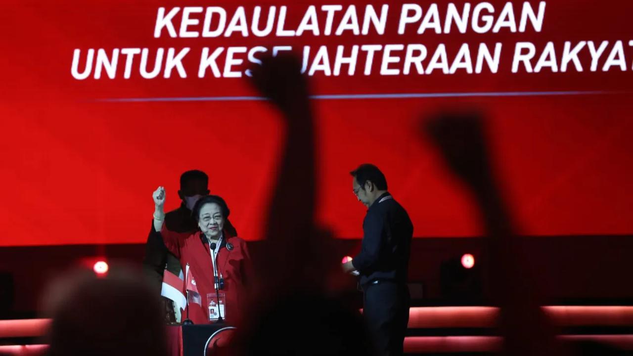 Megawati tinggal menunggu momentum yang tepat untuk mengumumkan nama calon wakil presiden. Hasto tidak menjawab apakah ada peluang diumumkan ketika penutupan Rakernas IV PDIP besok.&nbsp;