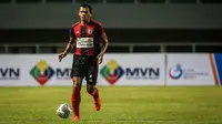 Bek Persipura Jayapura, Ricardo Salampessy menggiring bola saat laga pekan pertama BRI Liga 1 2021/2022 melawan Persita Tangerang di Stadion Pakansari, Bogor, Sabtu (28/08/2021). Persipura kalah 1-2. (Bola.com/Bagaskara Lazuardi)