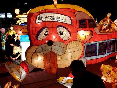 Sebuah lentera yang berbentuk anjing dipajang saat Festival Lentera di Taipei (24/2). Festival Lentera atau Lantern Festival ini digelar pertama kali pada tahun 1990. (AFP/Sam Yeh)