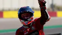 Pembalap Ducati, Francesco Bagnaia, naik ke peringkat kedua klasemen sementara MotoGP 2021 setelah memenangi balapan di Aragon. (AFP/Lluis Gene)