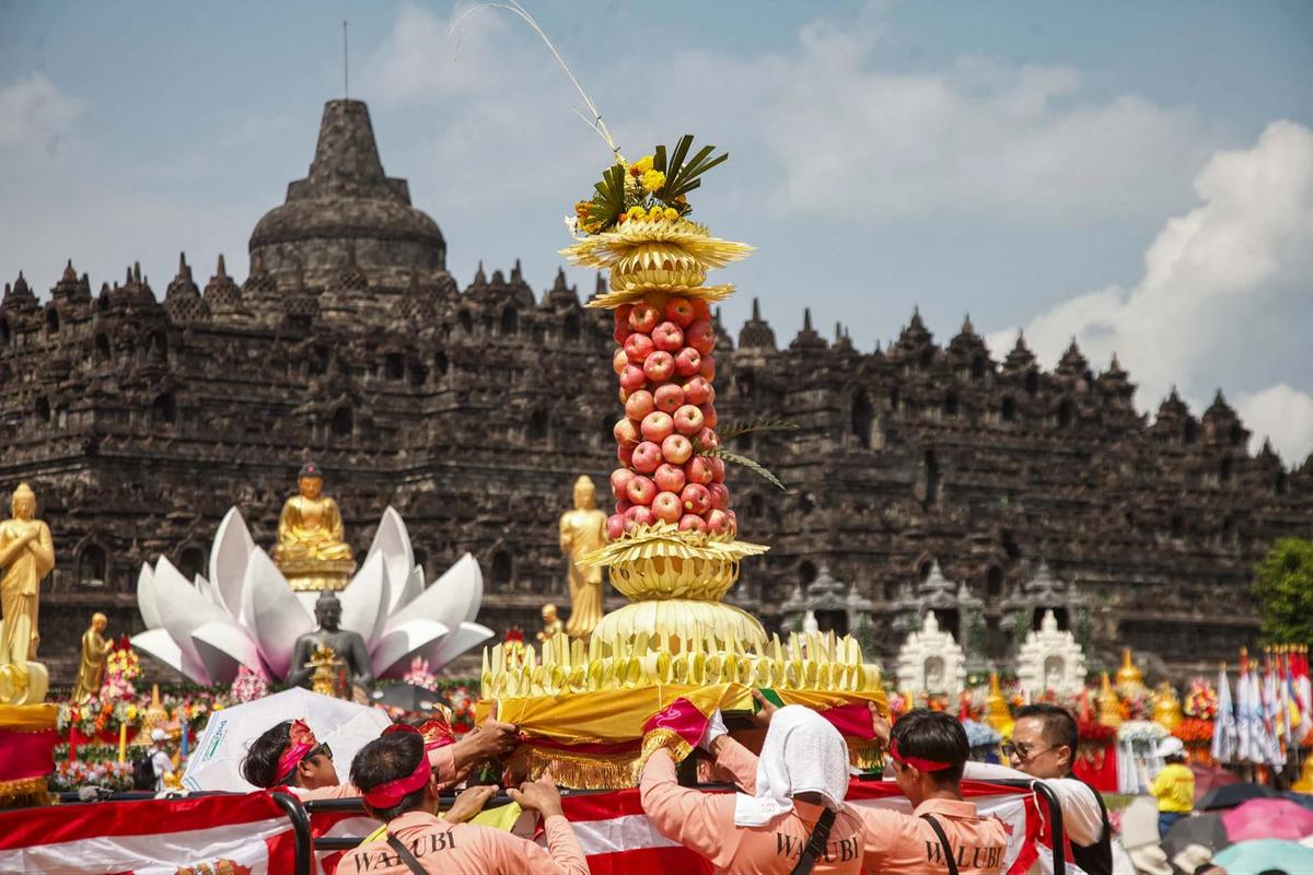 FOTO: Ribuan Umat Buddha Hadiri Puncak  Perayaan Waisak di Candi Borobudur