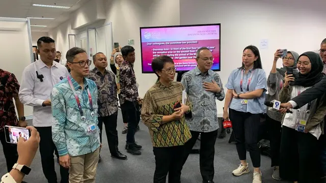 Menteri Luar Negeri (Menlu) RI Retno Marsudi saat mengunjungi media centre dalam rangka persiapan Pertemuan ke-56 Menlu ASEAN (AMM) yang akan dimulai Selasa (11/7/2023). (Liputan6.com/Benedikta Miranti)