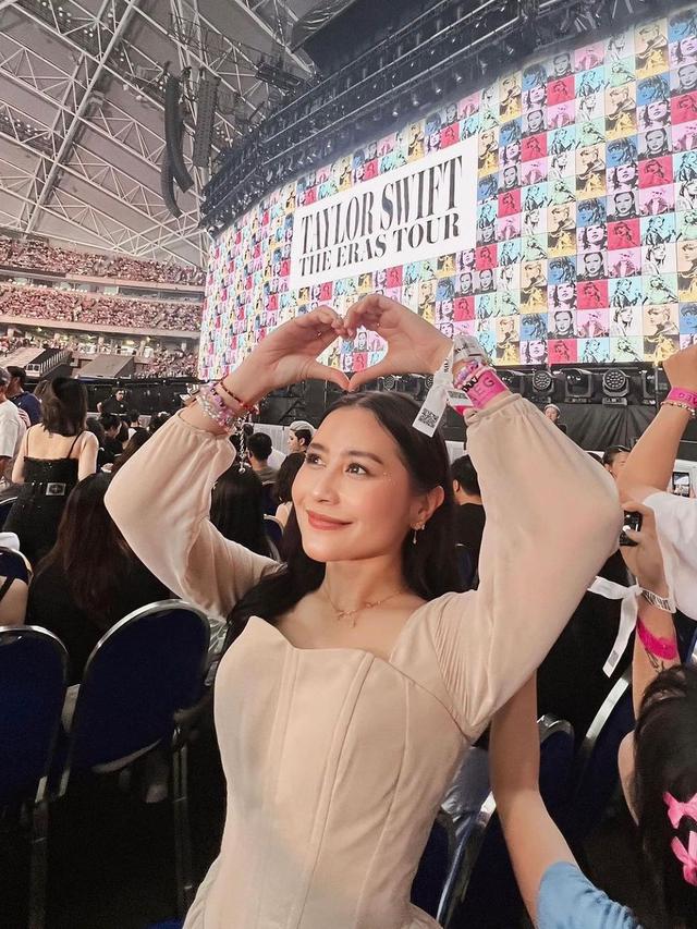 Potret Prilly Latuconsina di konser Taylor Swift (Sumber: Instagram/@kuyentertainment)