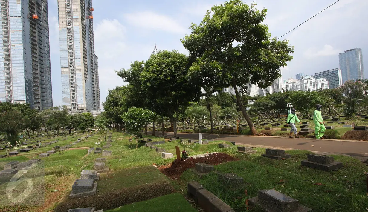 Suasana di sekitar makam TPU Karet Bivak, Jakarta, Senin (27/2). Dinas Kehutanan DKI Jakarta mengalokasikan dana Rp100 miliar untuk membenahi sekaligus menambah lahan pemakaman pada 2017. (Liputan6.com/Immanuel Antonius)