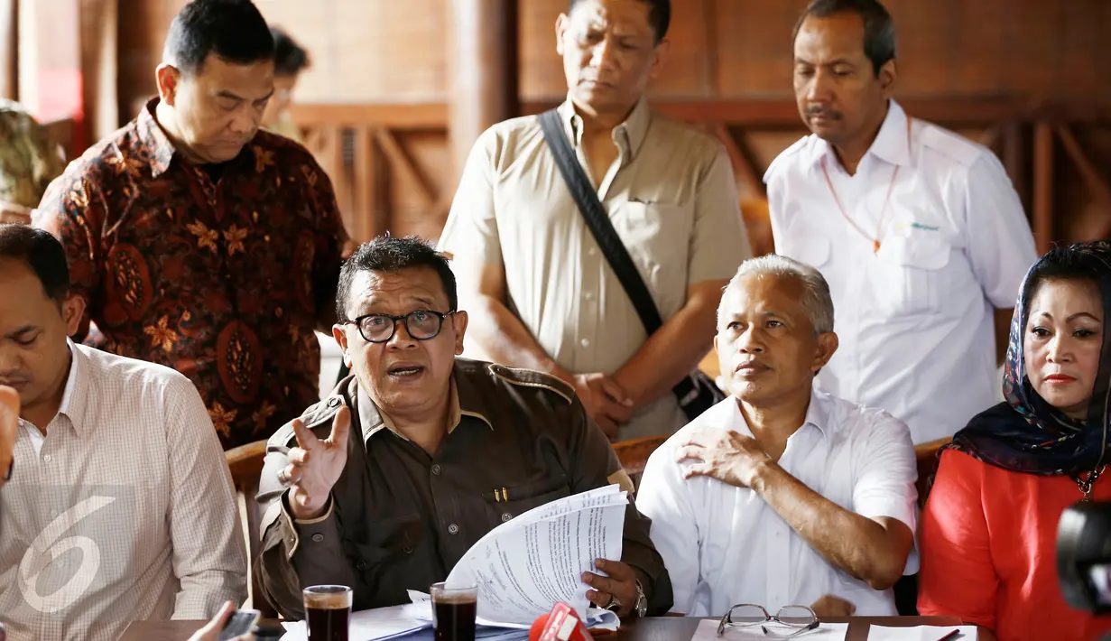 Kuasa hukum para eks karyawan Merpati Gelora Tarigan (baju cokelat) memberi penjelasan terkait kasus pailit Merpati, Jakarta,(3/2). Mantan pegawai Merpati menuntut hak-hak Normatif (H2N) seperti gaji, pesangon dan lain-lain. (Liputan6.com/Faizal Fanani)