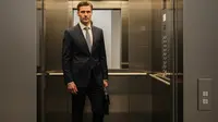 7 Prompt Gemini AI Viral Edit Foto di Lift dengan Jas, Hasil Realistis dan Anti Gagal